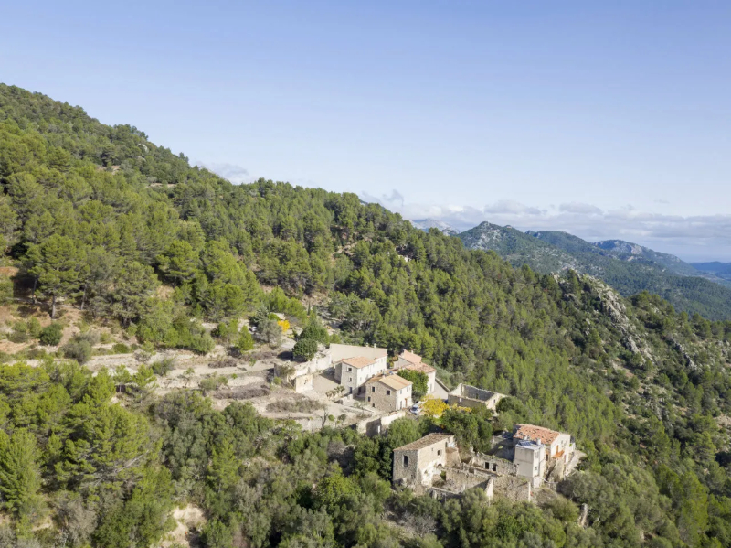 Vista aérea de Biniarroi con casas restauradas