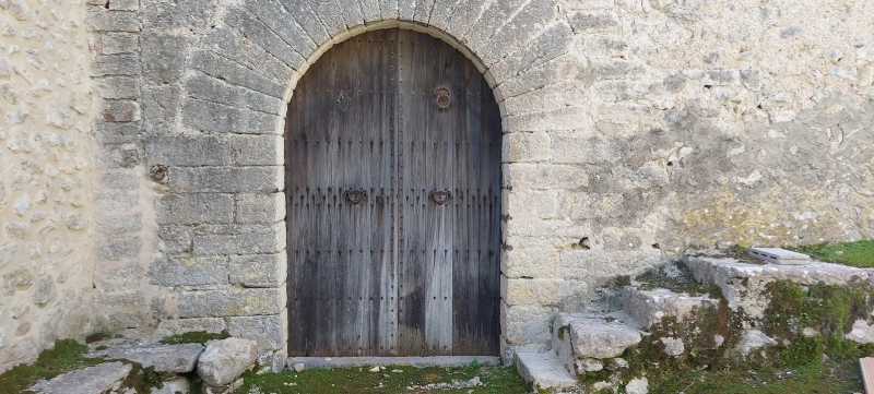 Portal de piedra viva en forma de arco de herradura