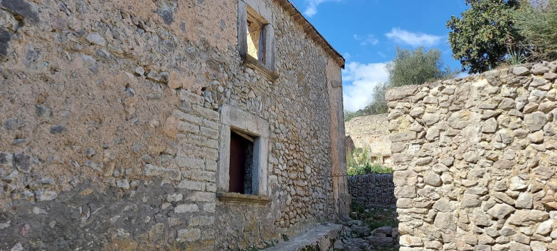 Fachada de una casa abandonada en Biniatzent