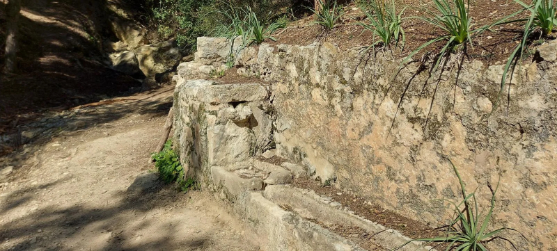Abrevadero y fuente Biniatzen que ya no tiene agua