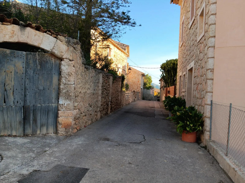 Tipica calle situado en la ladera del monte Santa Lucia