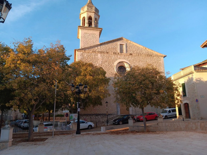 Plaza ayuntamiento con la iglesia de fondo