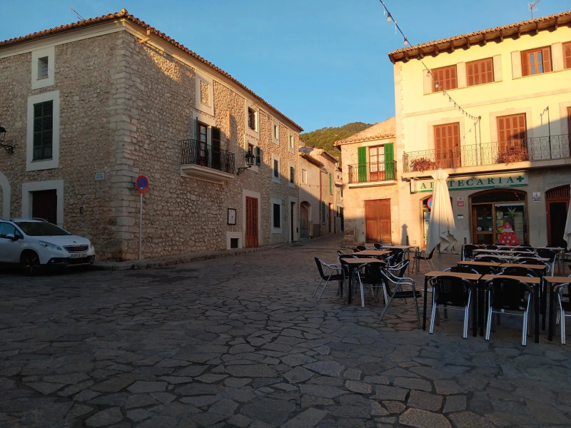 Plaza de Baix la calle Principal al fondo