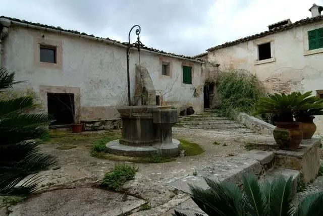 Vista del Patio y su cisterna