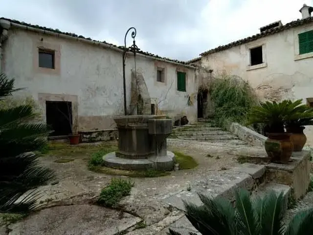 Vista del Pati i la seva cisterna