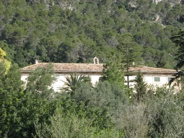 Vista de les belles casas de Massanella