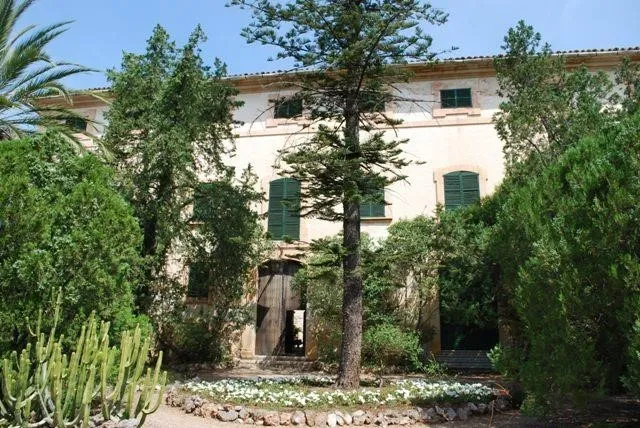 Entrada al jardin i lago con hermosos arboles