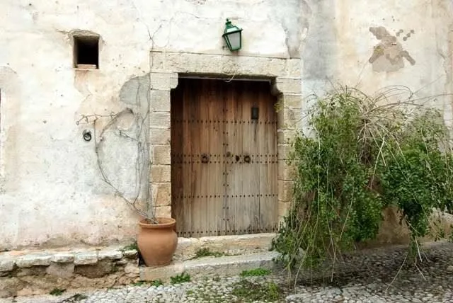 Vista del tipico portal de 3 piezas de piedra