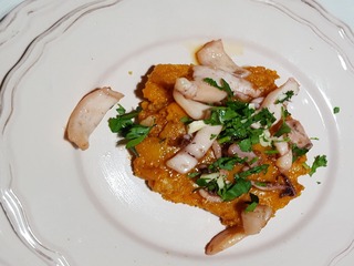 Calamar sobre pasta de patata i sobrassada